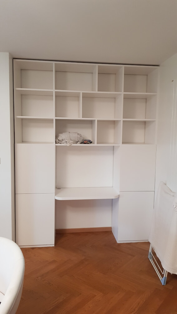 bureau encastré dans une étagère
