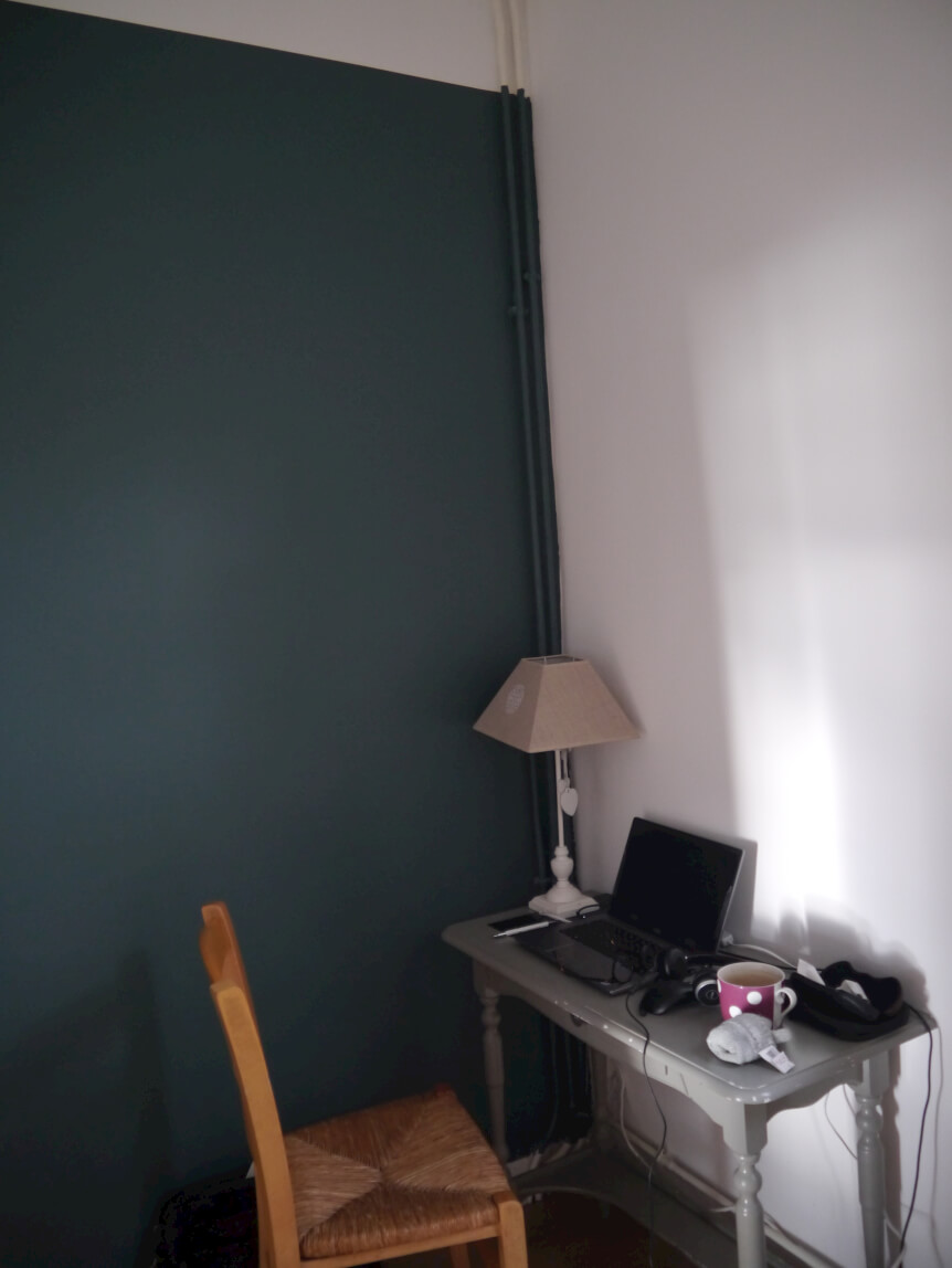 espace bureau délimité par un mur de couleur