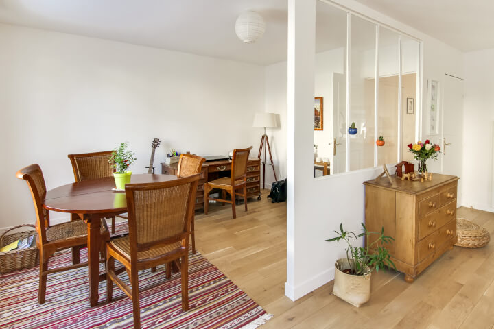 bureau dans une salle à manger