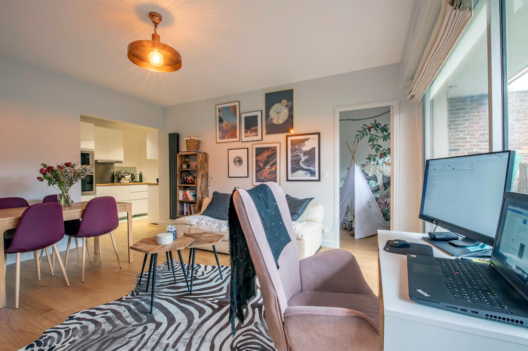 bureau devant une fenêtre