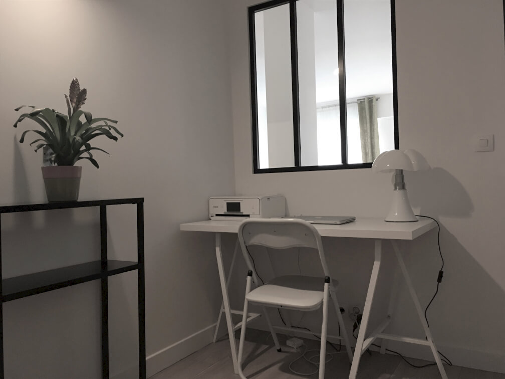 bureau devant une verrière