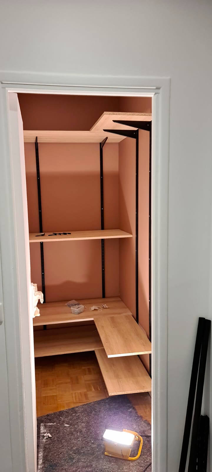 petite pièce aménagée en dressing