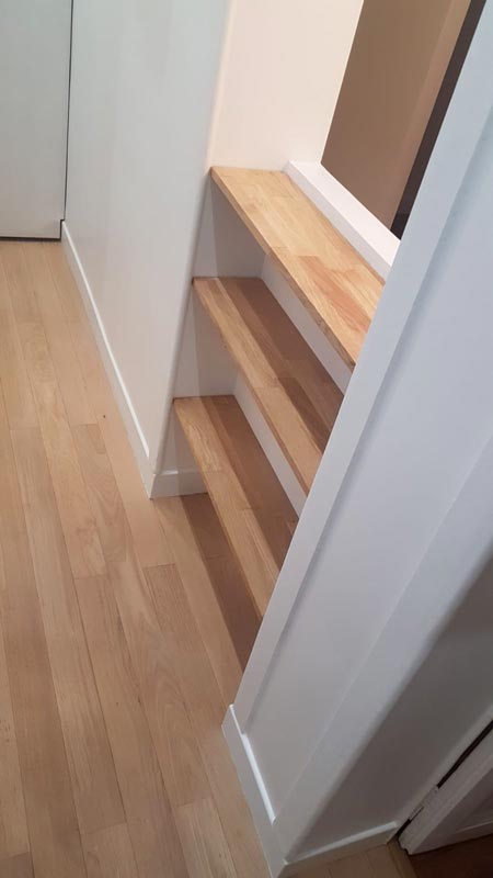 Pilier avec bibliothèque