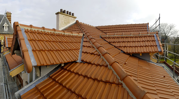toit avec tuile en terre cuite