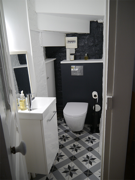 Créer des rangements dans vos toilettes