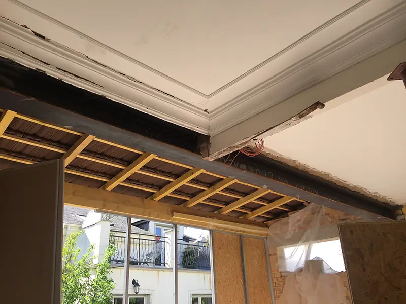 Verrière d'intérieur moderne installée à la place d'un ancien mur pour séparer cuisine et salon