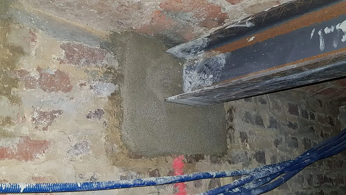 Repérage des gaines électriques et tuyaux de plomberie cachés dans un mur avant sa démolition