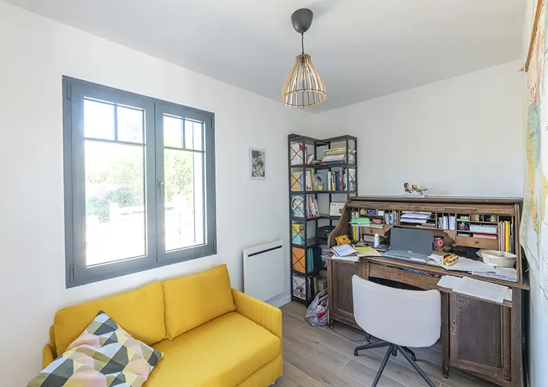 Rénovation complète d'une petite pièce en bureau télétravail avec rangements optimisés et éclairage naturel