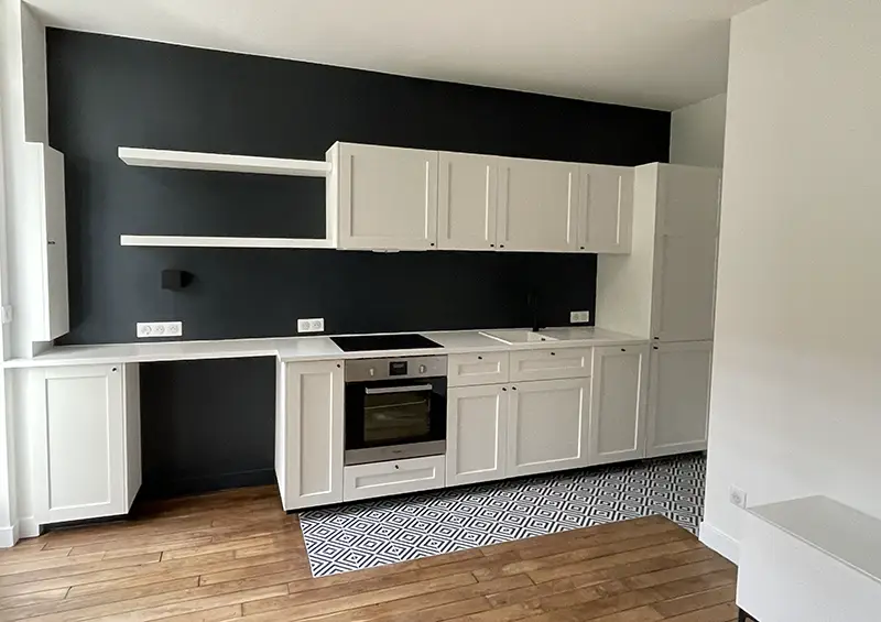 Réalisation d'un coin bureau intégré dans une cuisine après rénovation avec plan de travail ergonomique et prises électriques