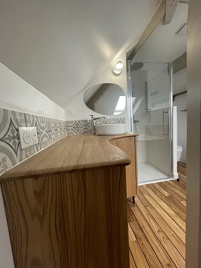 Interrupteur basique blanc en plastique sur mur blanc – solution économique pour la rénovation