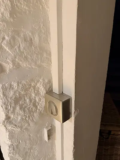 Interrupteur en laiton doré sur fond mural clair – style vintage et décoratif chic