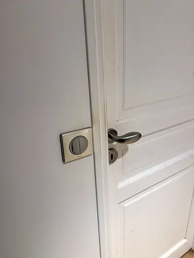 Interrupteur en laiton doré sur fond mural clair – style vintage et décoratif chic