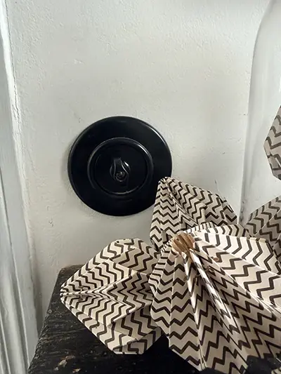 Interrupteur décoratif en bois naturel sur mur blanc – finition chaleureuse et naturelle