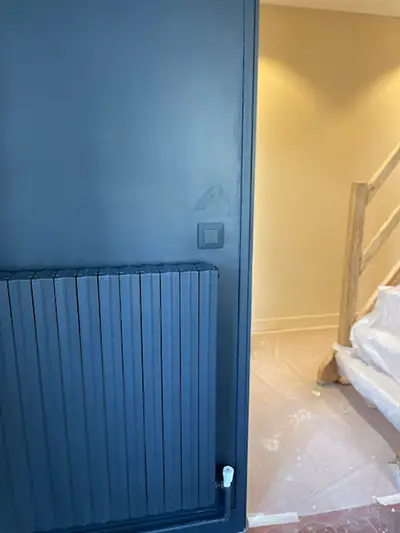 Interrupteur encastré affleurant le mur dans un salon décoré – installation discrète et élégante