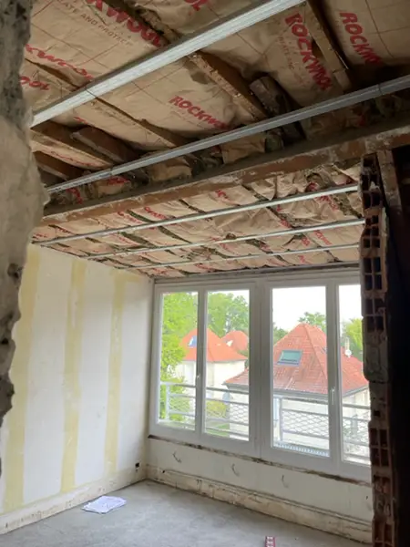 Travaux d'isolation thermique par l'intérieur dans une maison en rénovation