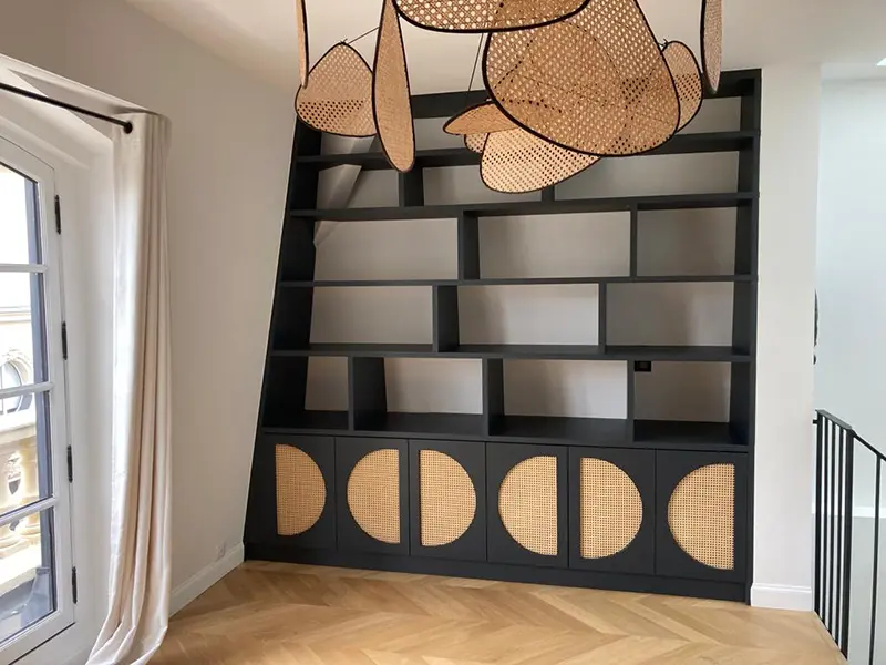 Suspension dans un bureau home office, lumière blanche froide adaptée à la concentration et au travail