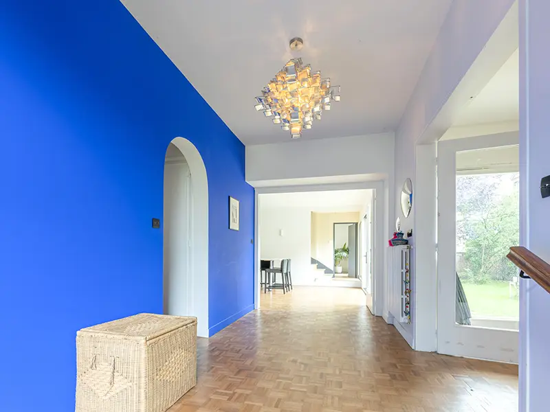 Couloir moderne avec suspension, lumière jaune pour éviter les zones d'ombre en rénovation