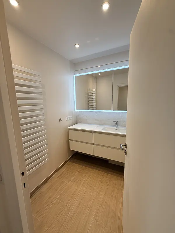 Applique murale salle de bain au-dessus du lavabo, lumière blanche froide idéale pour les tâches de précision