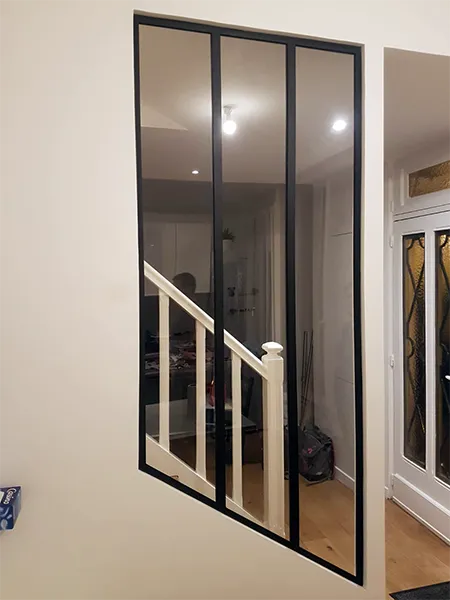 Verrière vitrée le long d'un escalier pour apporter de la lumière naturelle à la cage d'escalier