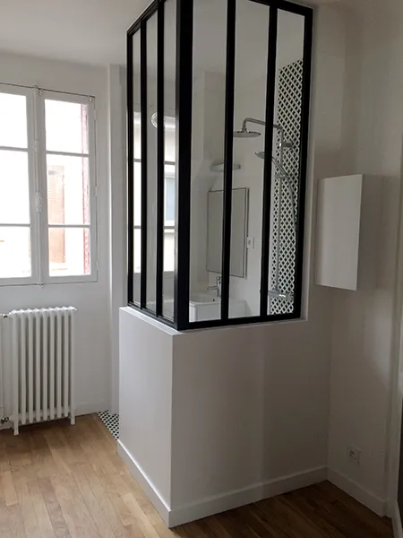 Verrière en verre texturé séparant la douche du reste de la salle de bains
